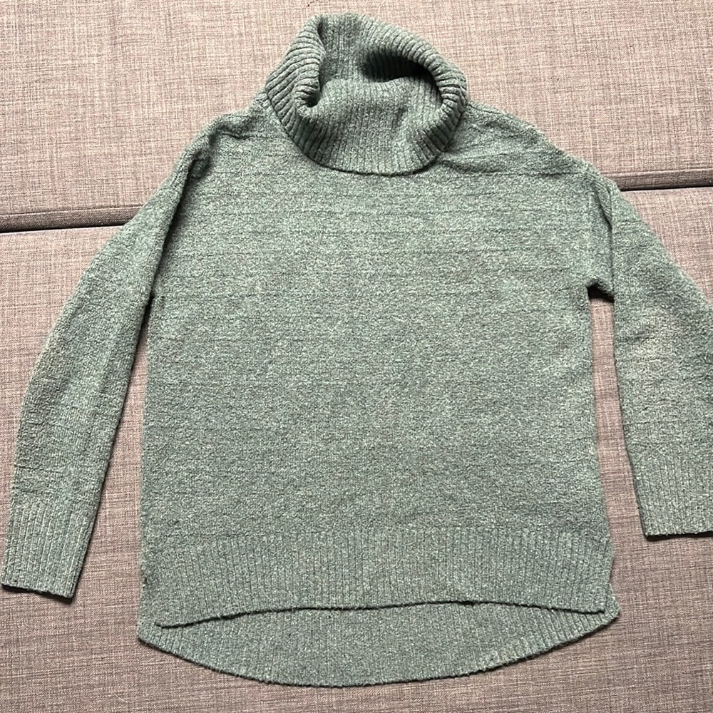Old Navy turtle neck sweater pullover (xs)